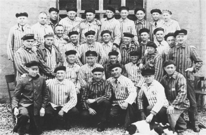 Jehovahs Witnesses who were prisoners of Niederhagen camp pose after their liberation