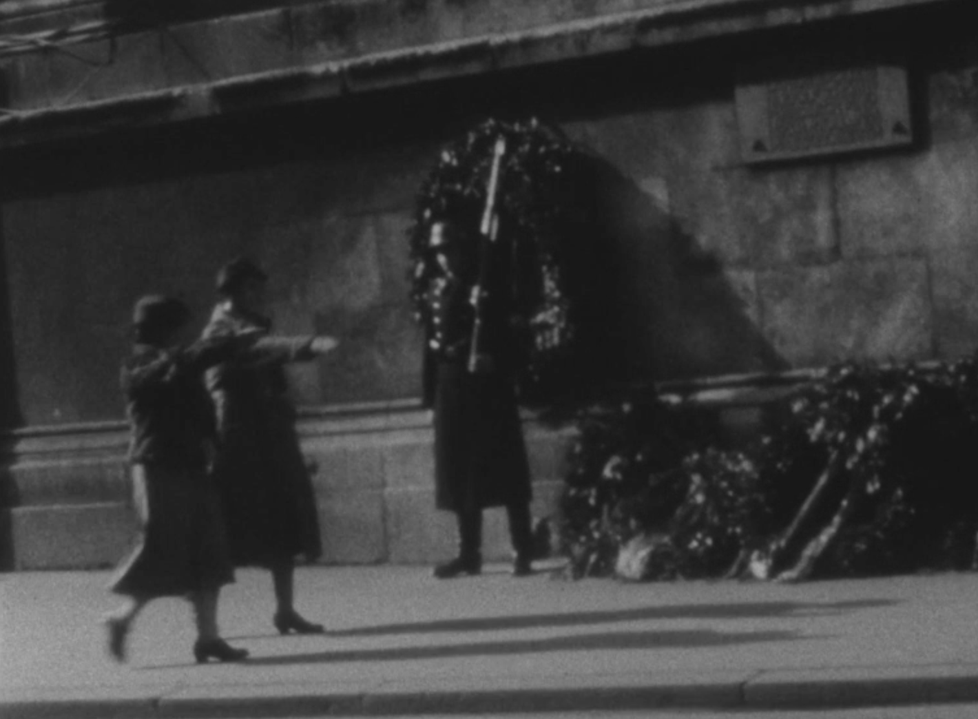 Baker home movie footage of Nazi memorials in Munich 1937.